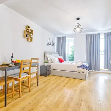 Beautiful And Spacious Flat In The Center Apartment