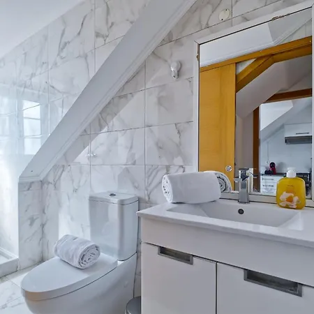 Beautiful And Spacious Flat In The Center Apartment