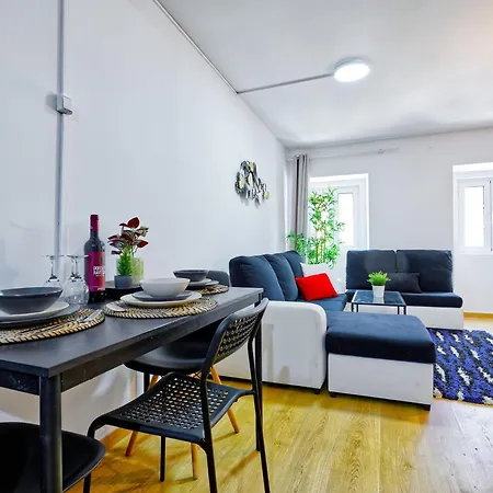 Beautiful And Spacious Flat In The Center * ליסבון