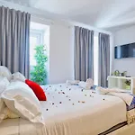 Beautiful And Spacious Flat In The Center *